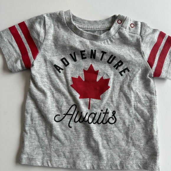 4/20$ MINI HEROES Canada Adventure Awaits Baby Gray & Red T-Shirt Size 3m - Picture 2 of 5